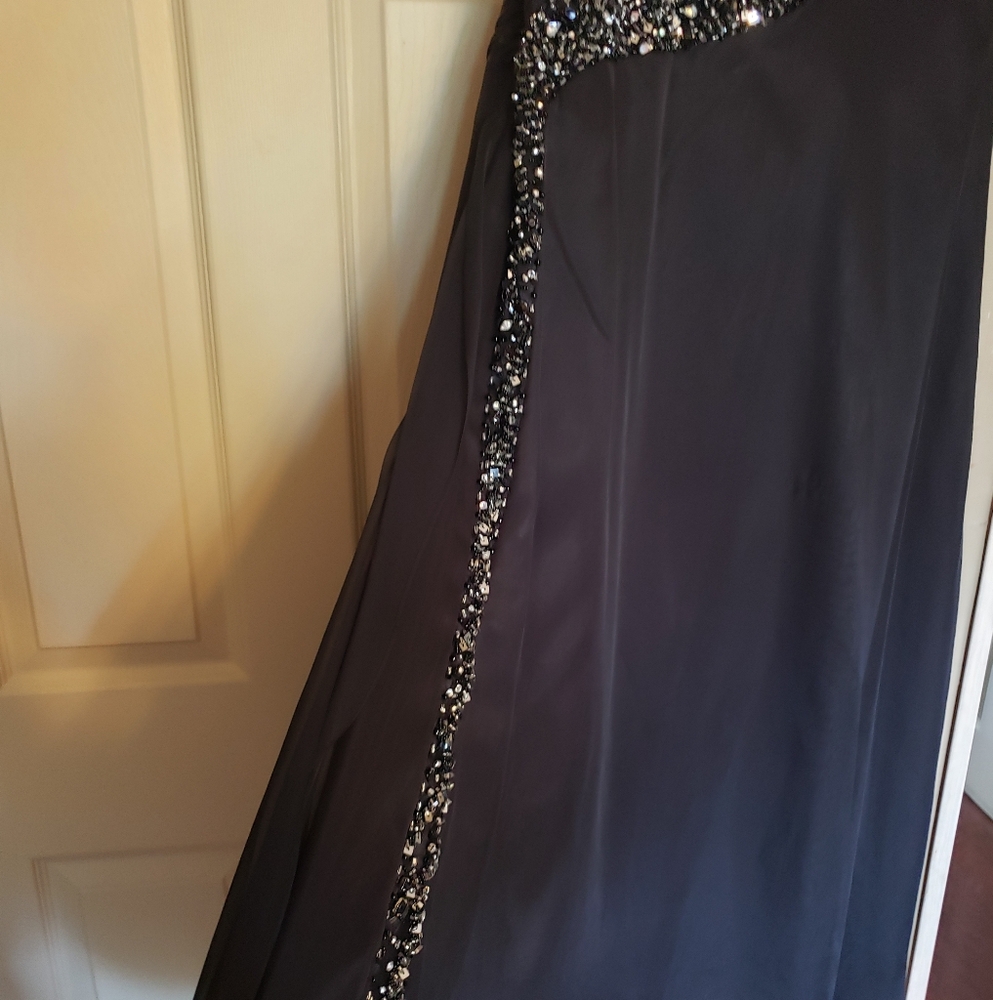 Elegant Black Designer Evening Dress - Picture 3 of 9